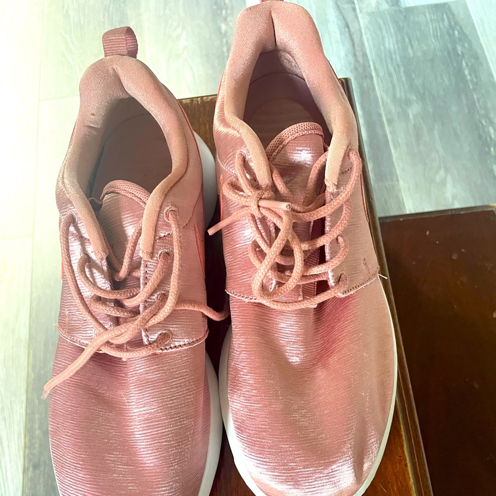 Beautiful pink never worn before tennis shoes